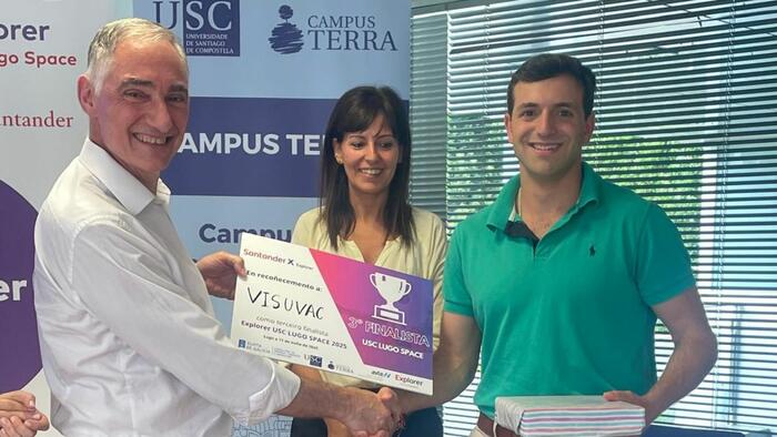 Luis Beltrán Gamero, derecha, en la entrega de premios del Programa Explorer