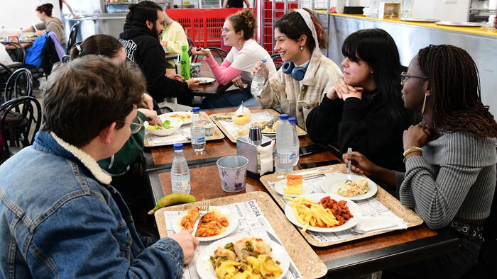 Os bonos poderán intercambiarse por un menú diario para levar ou para consumir nas instalacións das cafeterías ou comedores universitarios. FOTO: Santi Alvite