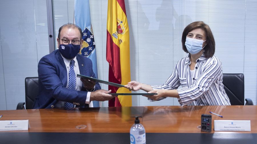 O reitor Antonio López e a conselleira Ángeles Vázquez asinaron o acordo. Foto: Xunta de Galicia O reitor Antonio López e a conselleira Ángeles Vázquez asinaron o acordo