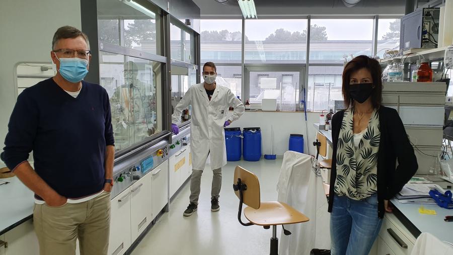O profesor Mascareñas (esquerda) xunto a Joan Miguel Ávila e María Tomás-Gamasa O profesor Mascareñas (esquerda) xunto a Joan Miguel Ávila e María Tomás-Gamasa