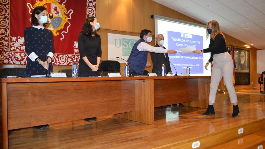 Sonia Boado recolle o premio de mans de Francisco Fraga en presencia de María González, Ana Piñeiro e Jorge Rivera Sonia Boado recolle o premio de mans de Francisco Fraga en presencia de María González, Ana Piñeiro e Jorge Rivera