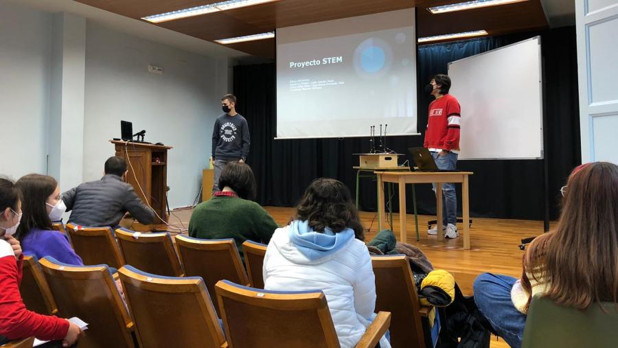 Defensa de proxectos de I+D, a cargo de alumnado de STEMbach no IES Nosa Señora dos Ollos Grandes de Lugo Defensa de proxectos de I+D, a cargo de alumnado de STEMbach no IES Nosa Señora dos Ollos Grandes de Lugo