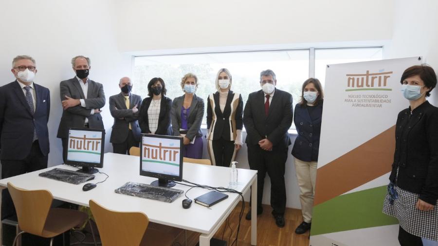 De esquerda a dereita, Nuno Vieira, Manoel Batista, Carlos Rodrigues, Montserrat Valcárcel, Ana Abrunhosa, Isabel Ferreira, António Cunha e doutoras do proxecto Nutrir, en Melgaço De esquerda a dereita, Nuno Vieira, Manoel Batista, Carlos Rodrigues, Montserrat Valcárcel, Ana Abrunhosa, Isabel Ferreira, António Cunha e doutoras do proxecto Nutrir, en Melgaço