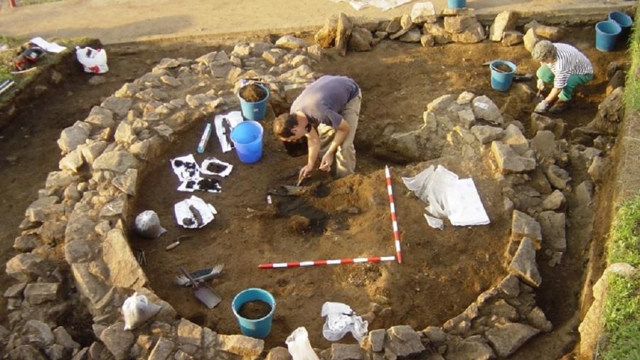 Arqueólogos do GEPN-AAT traballan nunha escavación en Castro de Nabás en Nigrán, Pontevedra. FOTO: María Martín Arqueólogos do GEPN-AAT traballan nunha escavación en Castro de Nabás en Nigrán, Pontevedra. FOTO: María Martín