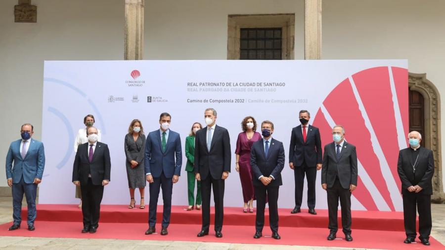 O reitor, primeiro pola esquerda, xunto co resto de participantes na xuntanza do Real Padroado que presidiu o rei Felipe VI en Compostela Xuntanza Real Patronato