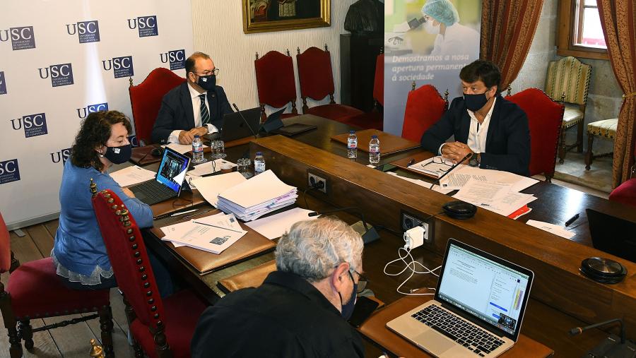 O reitor Antonio López, xunto á secretaria xeral, Dulce García Mella, e o xerente Javier Ferreira. Foto. Santi Alvite Reunion Consello Goberno xullo