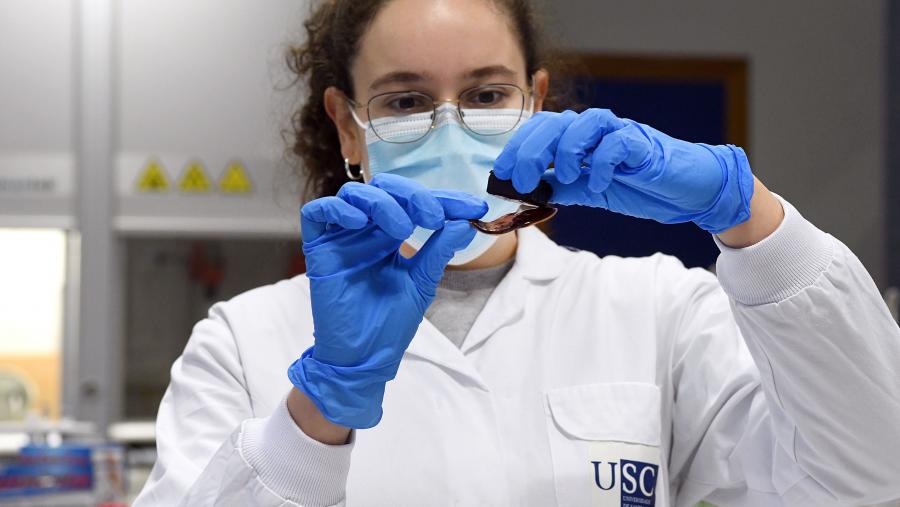Achegar a realidade empresarial e incrementar o número de empresas creadas polos e polas estudantes, dando pulo a unha rede de startups marca USC é outro dos horizontes que se perseguen a través deste Campus de Emprendemento e Empregabilidade. Imaxe de arquivo dun laboratorio da USC: FOTO: Santi Alvite Achegar a realidade empresarial e incrementar o número de empresas creadas polos e polas estudantes, dando pulo a unha rede de startups marca USC é outro dos horizontes que se perseguen a través deste Campus de Emprendemento e Empregabilidade. Imaxe de arquivo dun laboratorio da USC: FOTO: Santi Alvite