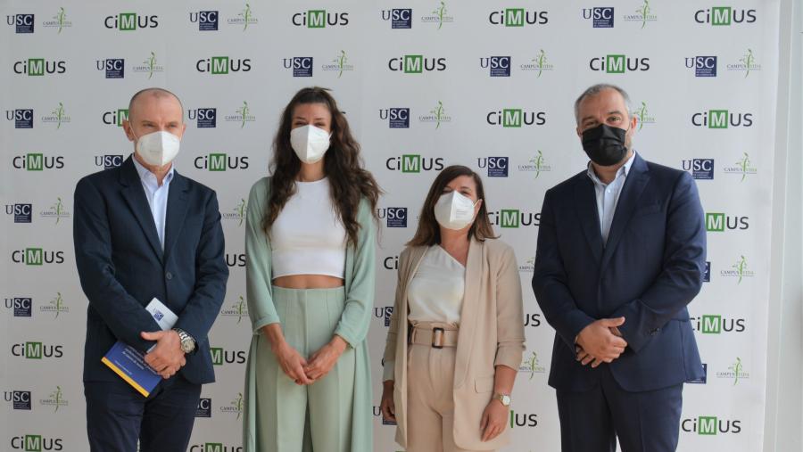 A doutora María Cebro, segunda pola esquerda, xunto cos seus directores de tese A doutora María Cebro, segunda pola esquerda, xunto cos seus directores de tese
