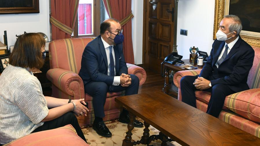 O reitor e o embaixador nun momento da xuntanza mantida en San Xerome Visita embaixador de Xapón