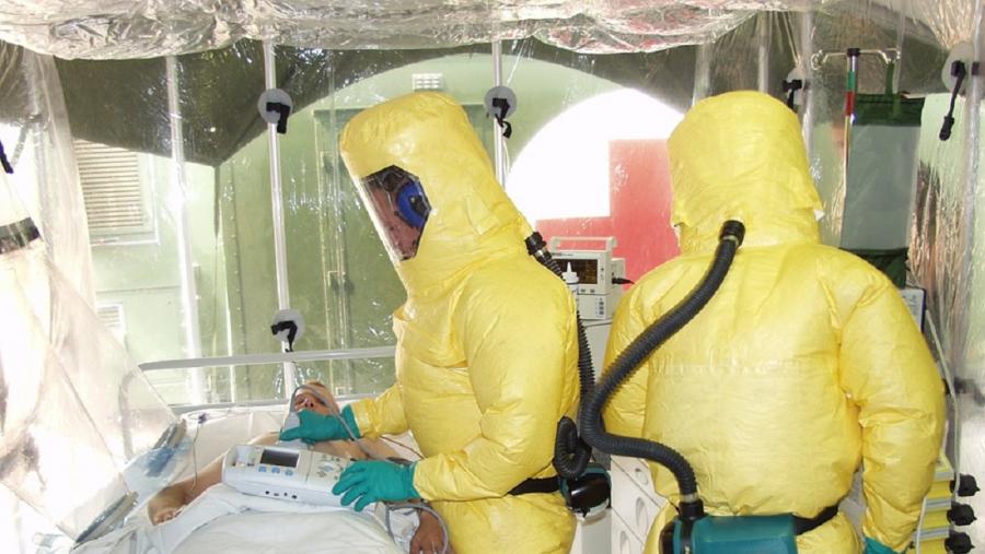 Persoal sanitario atendendo a un enfermo de ébola. Imaxe de arquivo. FOTO: Pixabay Persoal sanitario atendendo a un enfermo de ébola. Imaxe de arquivo. FOTO: Pixabay
