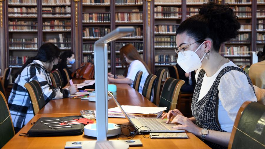 Ademais das teses de doutoramento e numerosas coleccións e monografías, o Servizo de Publicacións edita dixitalmente en acceso aberto a totalidade das revistas da USC no seu Portal Dixital de Revistas. FOTO: Santi Alvite Ademais das teses de doutoramento e numerosas coleccións e monografías, o Servizo de Publicacións edita dixitalmente en acceso aberto a totalidade das revistas da USC no seu Portal Dixital de Revistas. FOTO: Santi Alvite