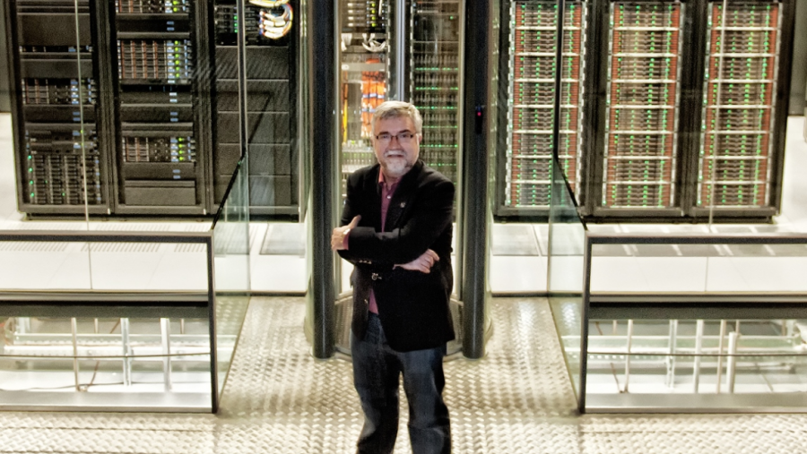 Mateo Valero xunto ao supercomputador MareNostrum | Foto: Barcelona Supercomputing Center. Centro Nacional de Supercomputación. Mateo Valero xunto ao supercomputador MareNostrum | Foto: Barcelona Supercomputing Center. Centro Nacional de Supercomputación.