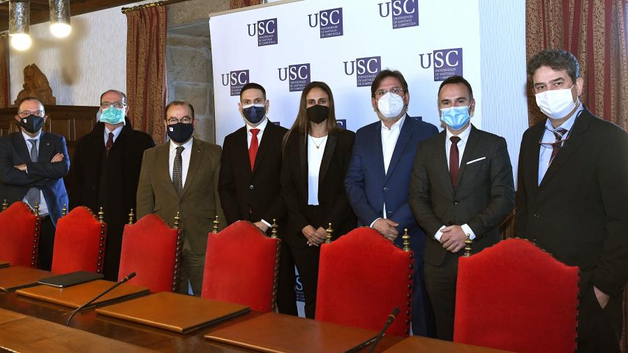 De esquerda a dereita, Gumersindo Feijoo, Abel García, Antonio López, Mario Pérez-Sayáns, Leana Kathleen Bragança, Jesús Pato, Fernando Guldrís e Benjamín Martín. FOTO: Santi Alvite De esquerda a dereita, Gumersindo Feijoo, Abel García, Antonio López, Mario Pérez-Sayáns, Leana Kathleen Bragança, Jesús Pato, Fernando Guldrís e Benjamín Martín. FOTO: Santi Alvite