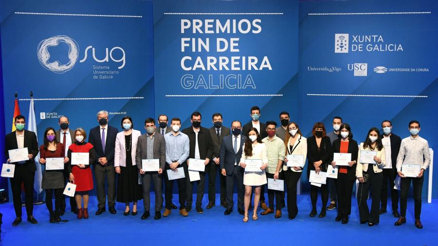O reitor posou co alumnado da USC premiado que puido asistir ao acto. FOTO: Santi Alvite O reitor posou co alumnado da USC premiado que puido asistir ao acto. FOTO: Santi Alvite