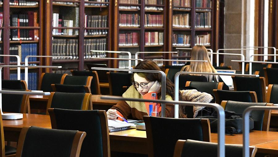 Esta decisión “menospreza o ensino e o coñecemento da nosa Historia", sinala a declaración. Imaxe de arquivo da biblioteca de Xeografía e Historia. FOTO: Santi Alvite Esta decisión “menospreza o ensino e o coñecemento da nosa Historia", sinala a declaración. Imaxe de arquivo da biblioteca de Xeografía e Historia. FOTO: Santi Alvite