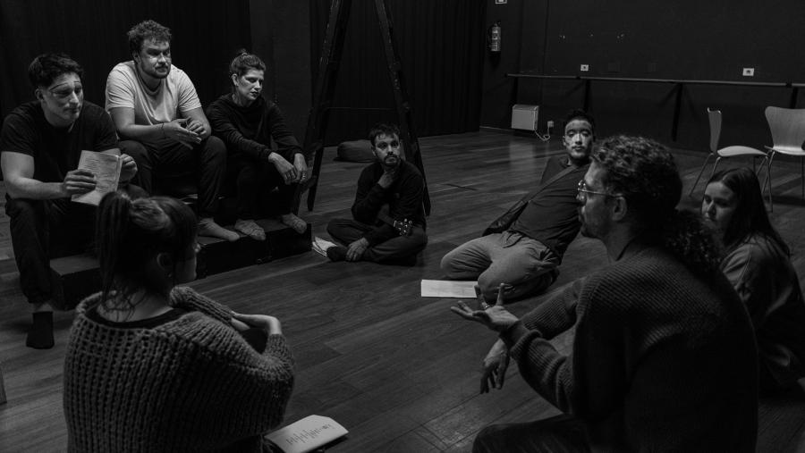 Aarón Navia, en primeiro plano, con integrantes da compañía de teatro USC-Lugo. Foto: Adra Pallón (imaxe de arquivo) Aarón Navia, en primeiro plano, con integrantes da compañía de teatro USC-Lugo. Foto: Adra Pallón (imaxe de arquivo)
