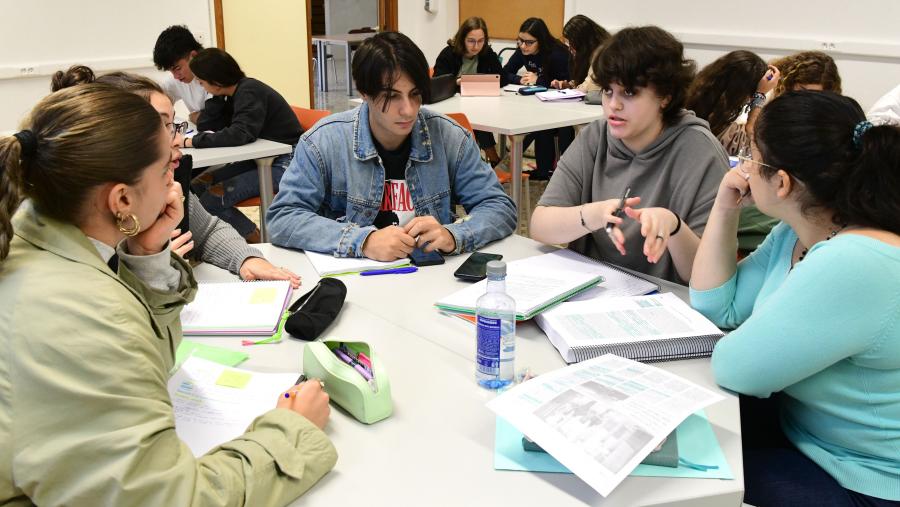 Falar en público será un dos módulos que integren a formación. Imaxe de arquivo de alumnado da USC. FOTO: Santi Alvite Falar en público será un dos módulos que integren a formación. Imaxe de arquivo de alumnado da USC. FOTO: Santi Alvite