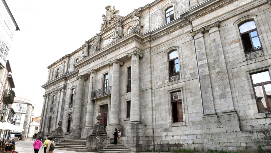 Imaxe de arquivo da fachada da Facultade de Xeografía e Historia Exterior da Facultade de Xeografía e Historia