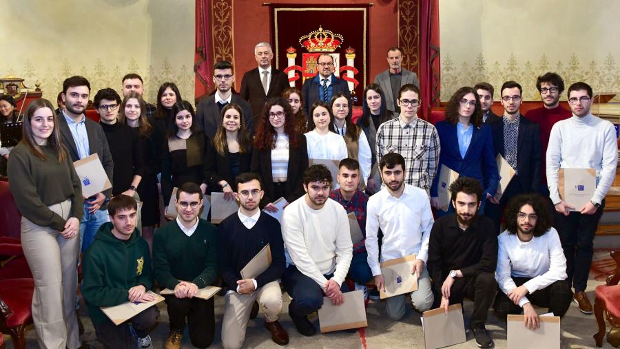 Foto de familia do reitor cos premiados e premiadas. FOTO: Santi Alvite Foto de familia do reitor cos premiados e premiadas. FOTO: Santi Alvite