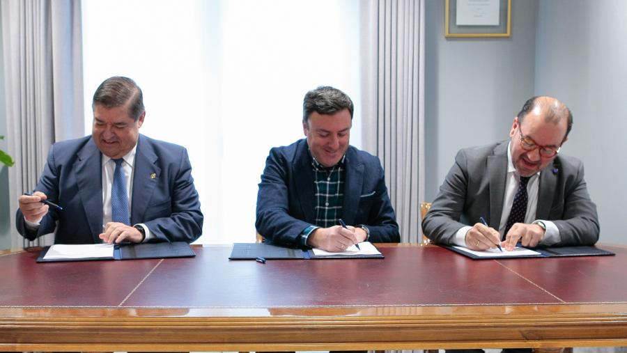De esquerda a dereita, Julio Abalde, Valentín González Formoso e Antonio López. FOTO: Deputación da Coruña De esquerda a dereita, Julio Abalde, Valentín González Formoso e Antonio López. FOTO: Deputación da Coruña
