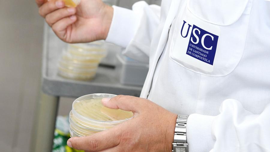 Este foro, coordinado polo investigador da USC David Serantes e por Roy Chantrell, profesor da University of York no Reino Unido, contará con 70 participantes procedentes dunha vintena de institucións internacionais. Imaxe de arquivo dun laboratorio da USC. FOTO: Santi Alvite Este foro, coordinado polo investigador da USC David Serantes e por Roy Chantrell, profesor da University of York no Reino Unido, contará con 70 participantes procedentes dunha vintena de institucións internacionais. Imaxe de arquivo dun laboratorio da USC. FOTO: Santi Alvite