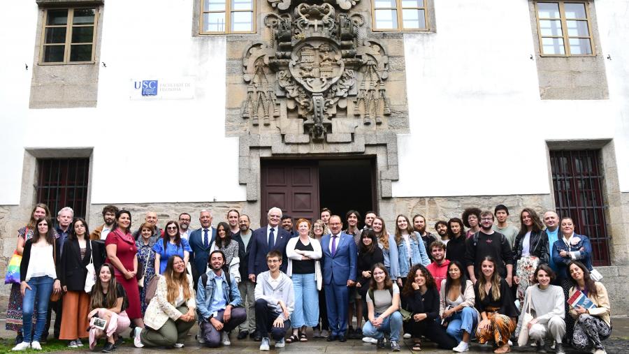 Foto de familia co alumnado participante. FOTO: Santi Alvite Foto de familia co alumnado participante. FOTO: Santi Alvite