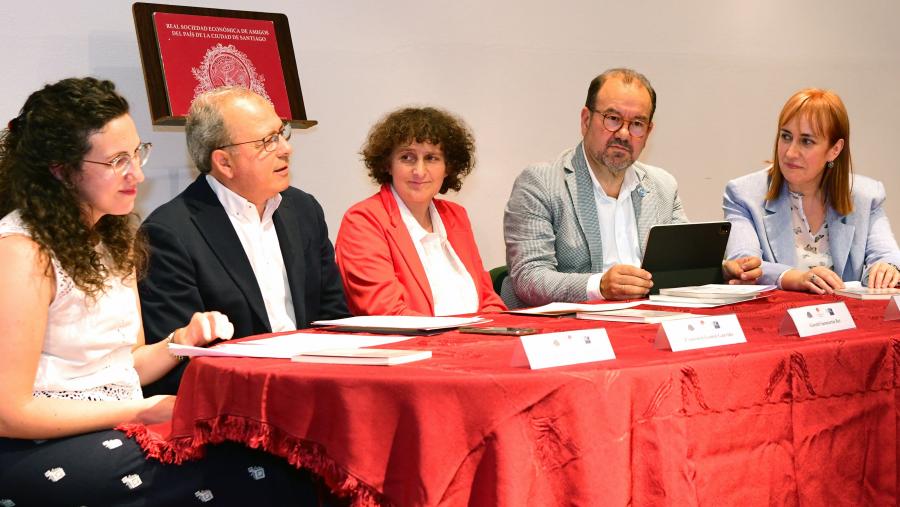 De esquerda a dereita, Miriam Elena Cortés, Francisco Loimil, Goretti Sanmartín, Antonio López e Belén Hernández. FOTO: Santi Alvite