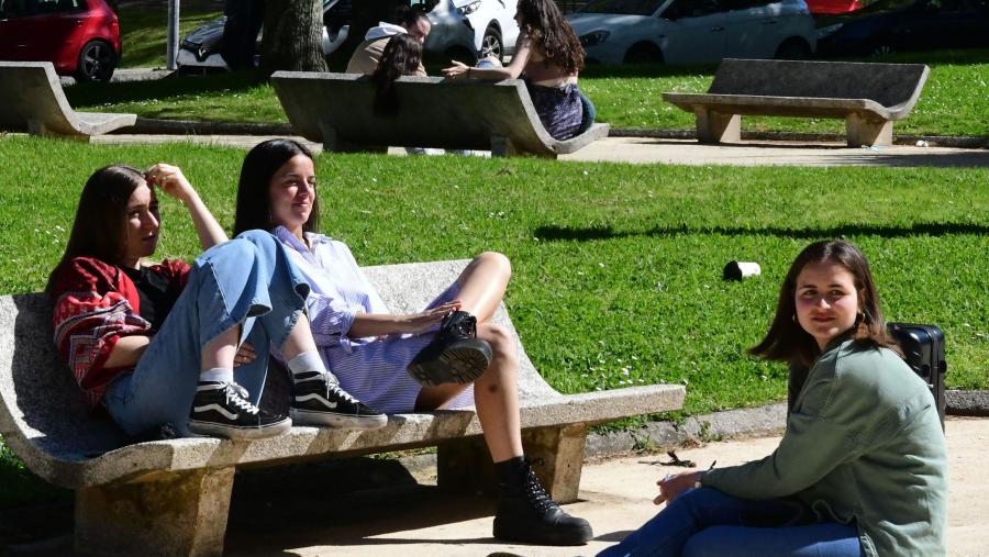 Entre os rexistros deste verán destaca así mesmo a temperatura mínima do 23 de agosto cando non se baixou dos 21º8. Imaxe de arquivo de estudantado no campus. FOTO: Santi Alvite Entre os rexistros deste verán destaca así mesmo a temperatura mínima do 23 de agosto cando non se baixou dos 21º8. Imaxe de arquivo de estudantado no campus. FOTO: Santi Alvite