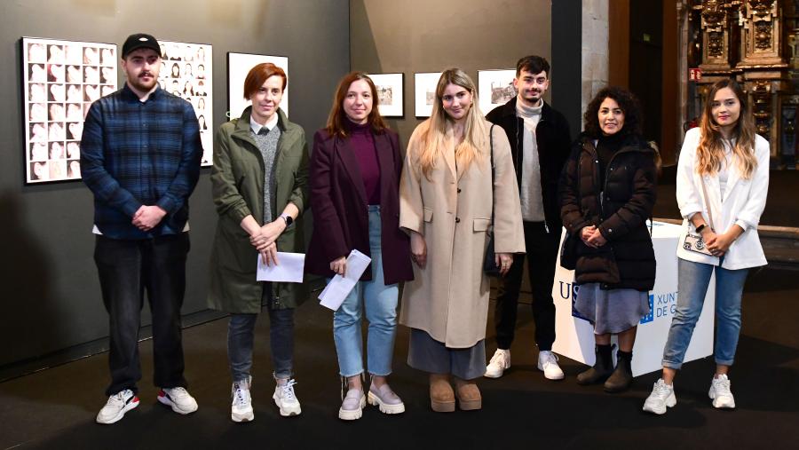 Pilar Murias, segunda pola esquerda, e Cristina Pichel, terceira, con varias das persoas premiadas en Fotografía. FOTO: Santi Alvite Pilar Murias, segunda pola esquerda, e Cristina Pichel, terceira, con varias das persoas premiadas en Fotografía. FOTO: Santi Alvite