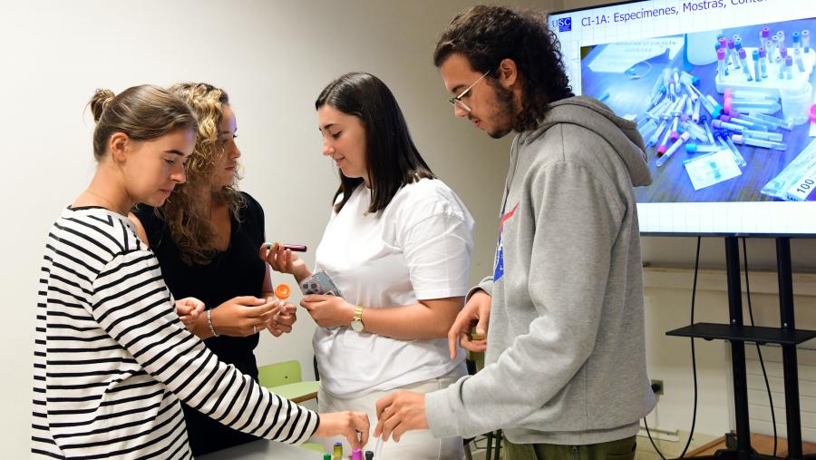 As saídas profesionais do grao de Farmacia, como xestionar con éxito unha farmacia dende o minuto 0 ou como acceder á empresa privada científica centrarán algúns dos talleres. Imaxe de arquivo do alumnado de Farmacia. FOTO: Santi Alvite As saídas profesionais do grao de Farmacia, como xestionar con éxito unha farmacia dende o minuto 0 ou como acceder á empresa privada científica centrarán algúns dos talleres. Imaxe de arquivo do alumnado de Farmacia. FOTO: Santi Alvite