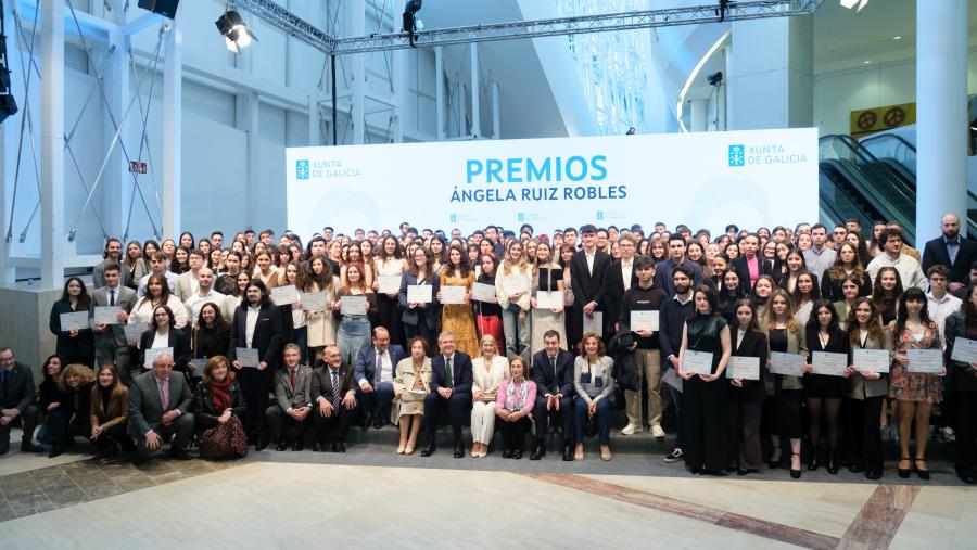 Foto de familia das autoridades co estudantado premiado. FOTO: Xunta de Galicia Foto de familia das autoridades co estudantado premiado. FOTO: Xunta de Galicia