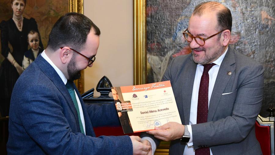Daniel Mena recibiu o premio de mans do reitor Antonio López. Foto: Santi Alvite Daniel Mena recibiu o premio de mans do reitor Antonio López. Foto: Santi Alvite