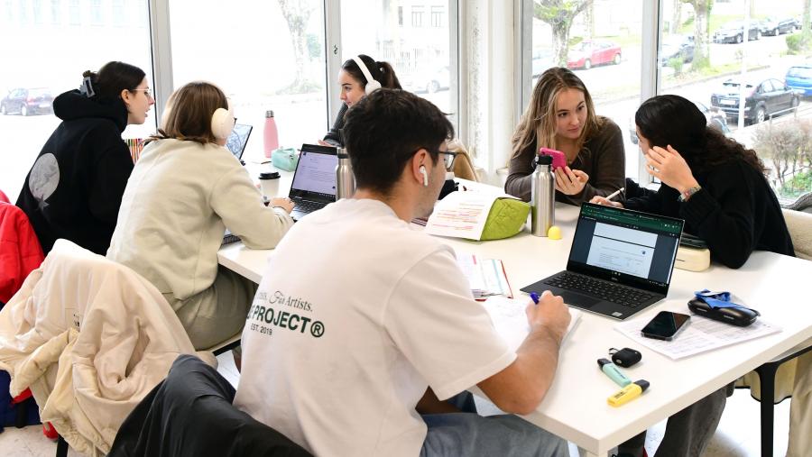 A metodoloxía ApS integra os procesos de aprendizaxe coa realización de tarefas de servizo. Foto: Santi Alvite. á comunidade A metodoloxía ApS integra os procesos de aprendizaxe coa realización de tarefas de servizo. Foto: Santi Alvite. á comunidade