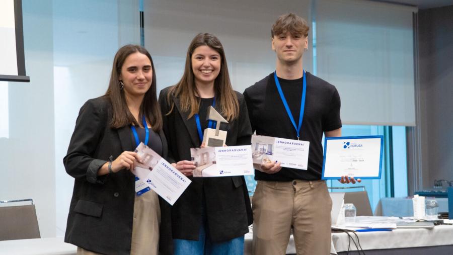 Tres dos catro membros do equipo do Campus de Lugo vencedor do Talent Match. FOTO: Hotusa