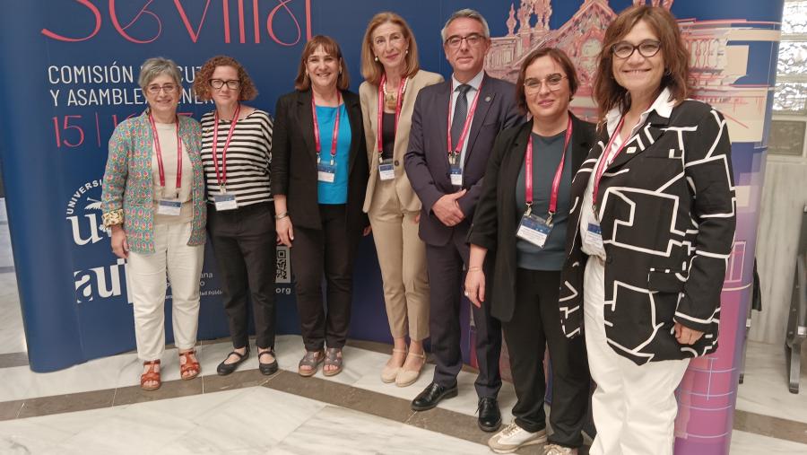 A vicerreitora María José López Couso, terceira pola esquerda, con outras persoas asistentes ao evento A vicerreitora María José López Couso, terceira pola esquerda, con outras persoas asistentes ao evento