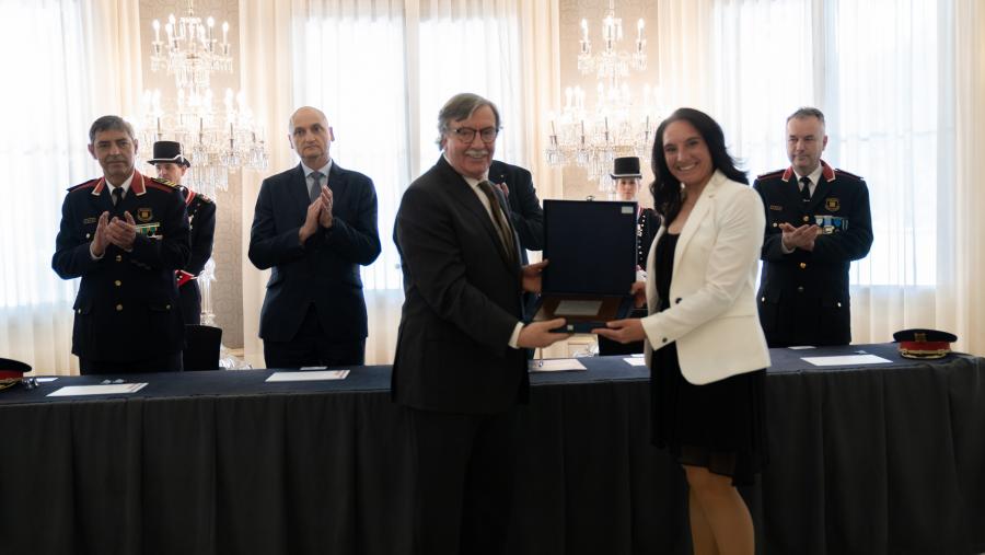 O profesor López-Rivadulla recollendo o premio. Foto: Dirección Xeral da Policia da Generalitat O profesor López-Rivadulla recollendo o premio. Foto: Dirección Xeral da Policia da Generalitat