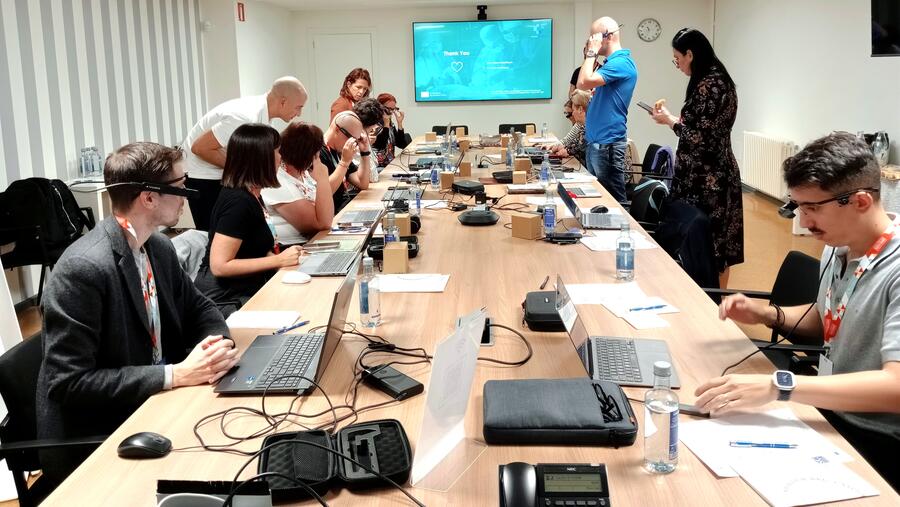 O persoal especialista que participa na reunión puido probar as lentes intelixentes O persoal especialista que participa na reunión puido probar as lentes intelixentes