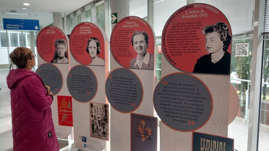 A mostra consta de diversos paneis, cada un dedicado a unha autora A mostra consta de diversos paneis, cada un dedicado a unha autora