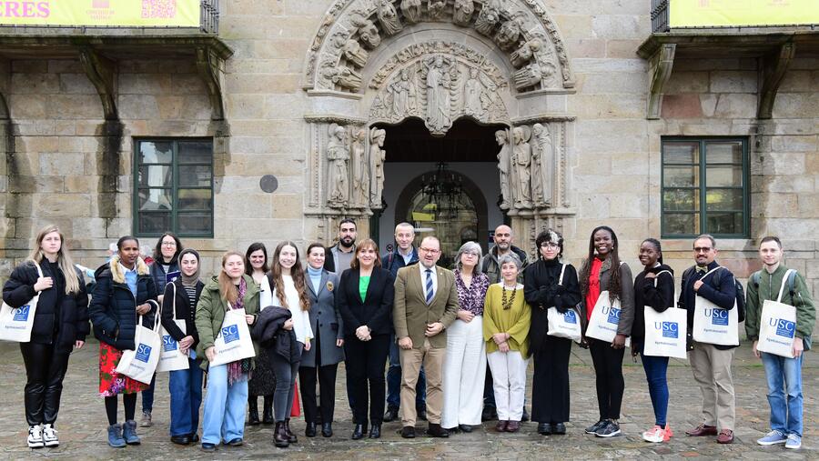 Foto de grupo do reitor e autoridades con parte do estudantado beneficiario dos programas de cooperación internacional. Foto: Santi Alvite