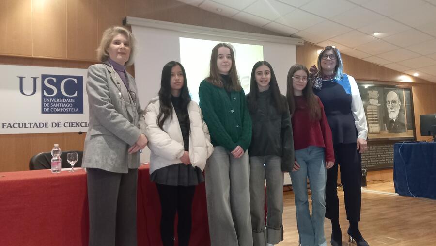 A decana de Ciencias e a directora da UNED en Lugo, xunto ás estudantes premiadas