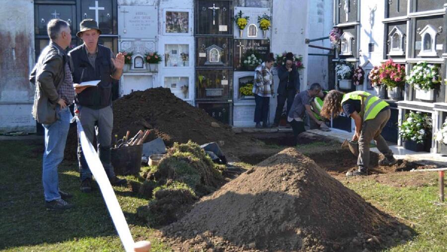 Histagra leva anos traballando na exhumación de fosas. Na foto, a de O Val