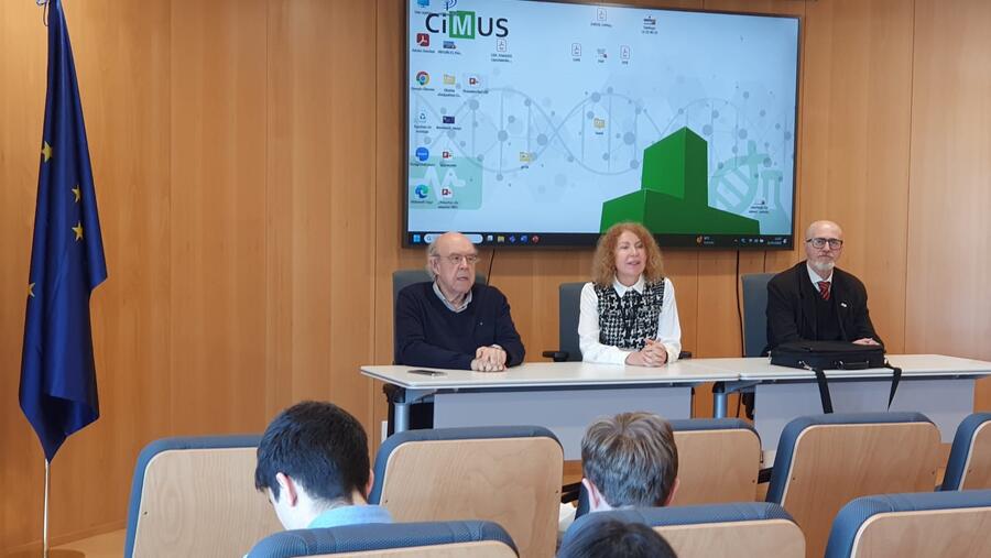 A xornada no CiMUS contou coa participación (de esquerda a dereita) do decano de Medicina e Odontoloxía, Julián Álvarez, a directora do CiMUS, Mabel Loza, e o investigador David Araújo-Vilar