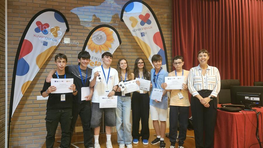 O equipo premiado xunto con Carlos López O equipo premiado xunto con Carlos López
