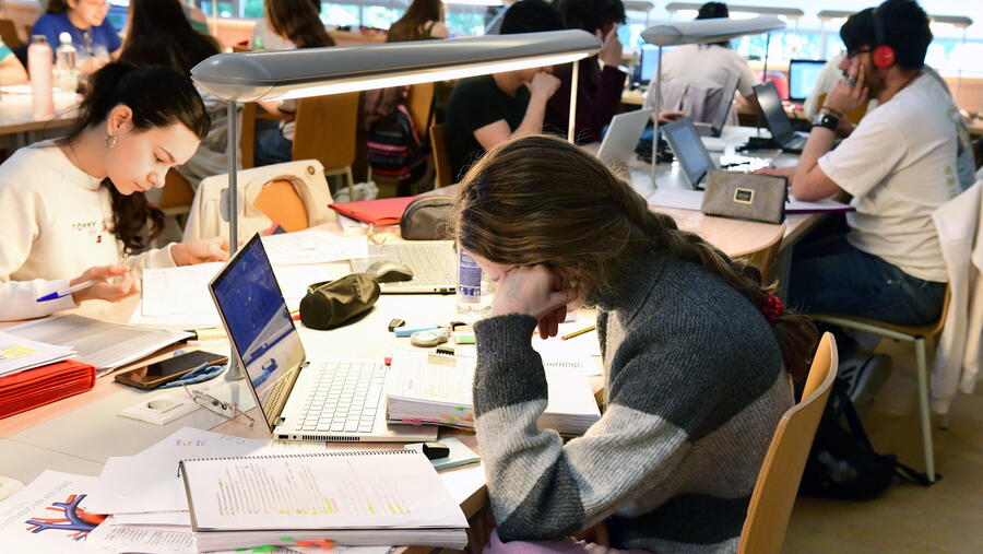 Estudantado nunha das bibliotecas da USC. FOTO: Santi Alvite