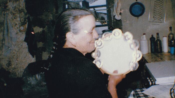 Adolfina Casás Rama fotografada pola musicóloga suíza Dorothé Schubarth na Vila da Igrexa Cerceda. Fonte: Schubarth-Santamarina. Arquivo do Patrimonio Oral da Identidade (APOI) do Museo do Pobo Galego