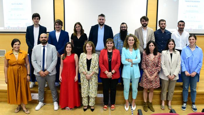 Foto de grupo das premiadas e premiados coas autoridades. Foto: Santi Alvite