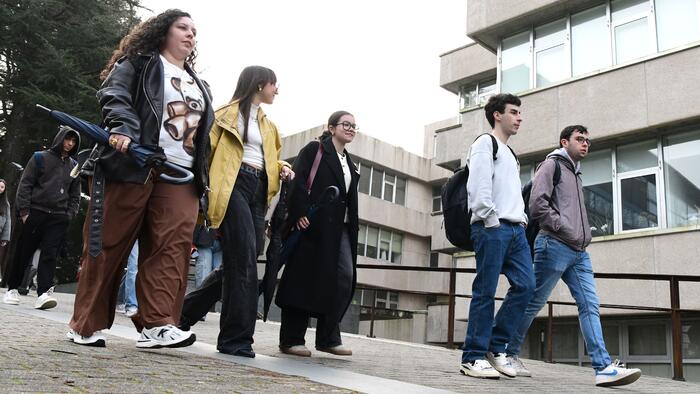Estudantado paseando polo campus universitario. FOTO: Santi Alvite Estudantado paseando polo campus universitario. FOTO: Santi Alvite