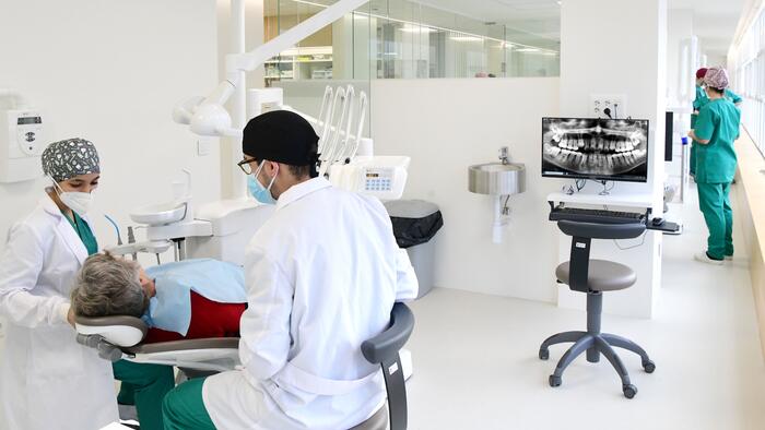 A materia de Odontoloxía aparece por vez primeira e de maneira moi destacada no QS. Foto: Santi Alvite