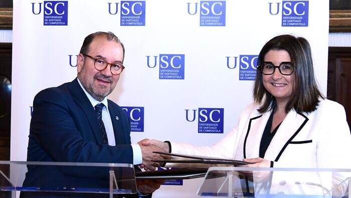 O acordo asinárono o reitor Antonio López e a presidenta do Consello, Antía Sández Callejo. Foto: Santi Alvite O acordo asinárono o reitor Antonio López e a presidenta do Consello, Antía Sández Callejo. Foto: Santi Alvite