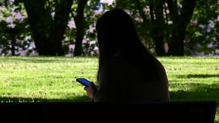 As redes sociais e a televisión son os medios onde se observou a maior percepción de difusión de noticias falsas. Foto: Santi Alvite